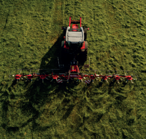 Obracač Massey Ferguson TD pri práci na poli