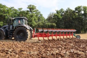 Kverneland Ecomat On-land veľký pluh pri práci na veľkom poli