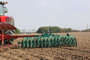 Kverneland Packomat integrovaný pôdny valec za pluhom pri rekonsolidácii pôdy počas orby