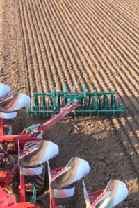 Kverneland Packomat drobí hrudy a vyrovnáva pôdu počas orby