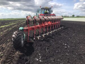 Kverneland Ecomat On-land pluh pri plytkej orbe s traktorom pracujúcim mimo brázdy