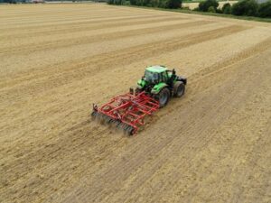 Kverneland Enduro kultivátor pri spracovaní strniska na poli