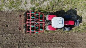 Trojradový kultivátor Kverneland Enduro s vysokou priechodnosťou rastlinných zvyškov