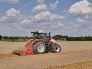rotačné brány Kverneland M series pri príprave sejbového lôžka