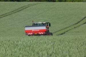 Kverneland Exacta TL diskové rozmetadlo hnojív pri práci na poli