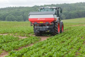 Rozmetadlo hnojív Kverneland Exacta CL pri práci na poli