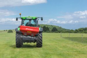 Kompaktné rozmetadlo Exacta EL pri práci na poli