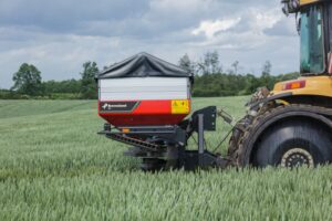 Kverneland Exacta HL diskové rozmetadlo hnojiva pri práci na poli