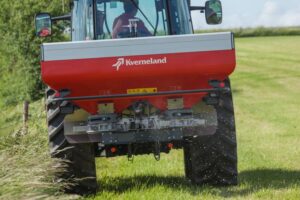 Rozmetanie hnojiva pomocou Kverneland Exacta CL za traktorom