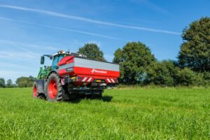 Kverneland Exacta TLX GEOSPREAD iDC rozmetadlo hnojív pri práci