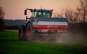 Kverneland Exacta TL GEOSPREAD iDC rozmetadlo hnojív pri práci