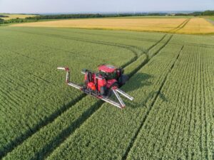 Postrekovacie ramená neseného postrekovača Kverneland iXter A pri rozkladaní