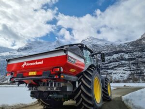 Kverneland Exacta CL GEOSPREAD rozmetadlo hnojiva v teréne