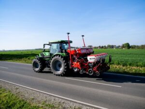 Kverneland Optima V v transportnej polohe